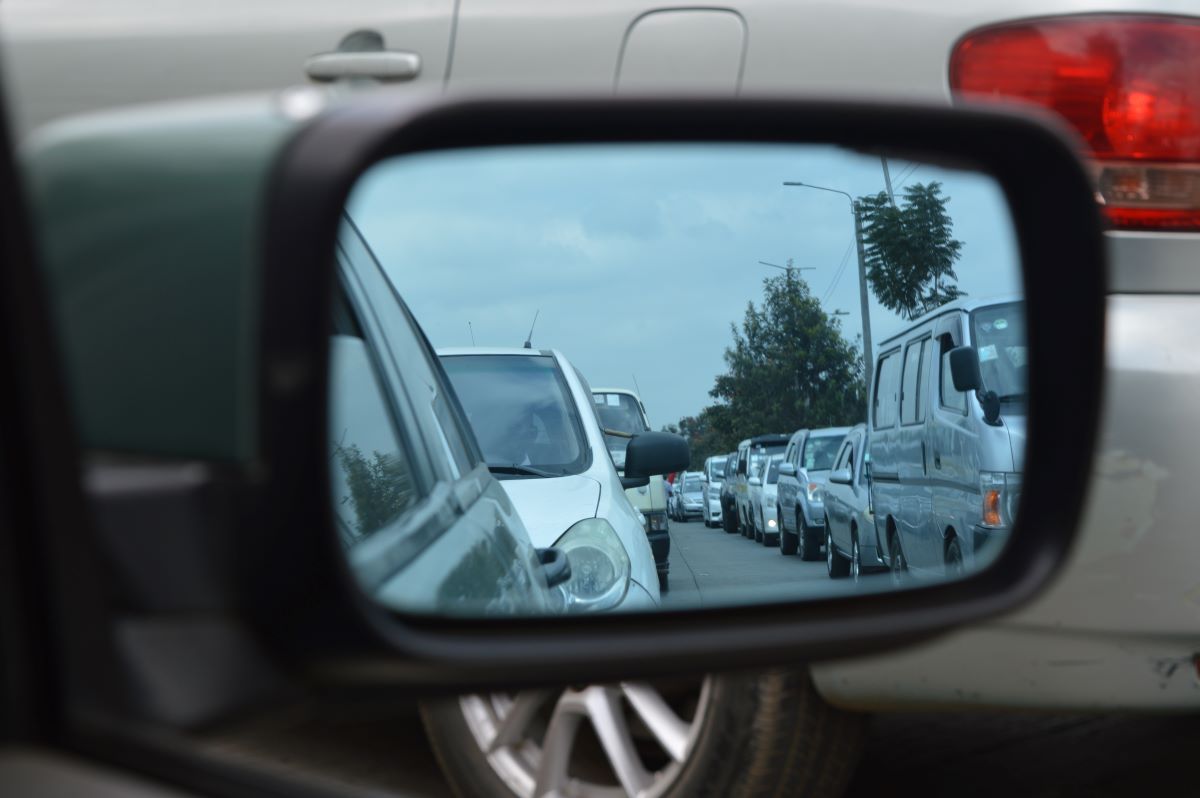 L'image représente des voitures, dont les conducteurs peuvent désormais, grâce à la loi Hamon,résilier plus facilement leur assurance auto.