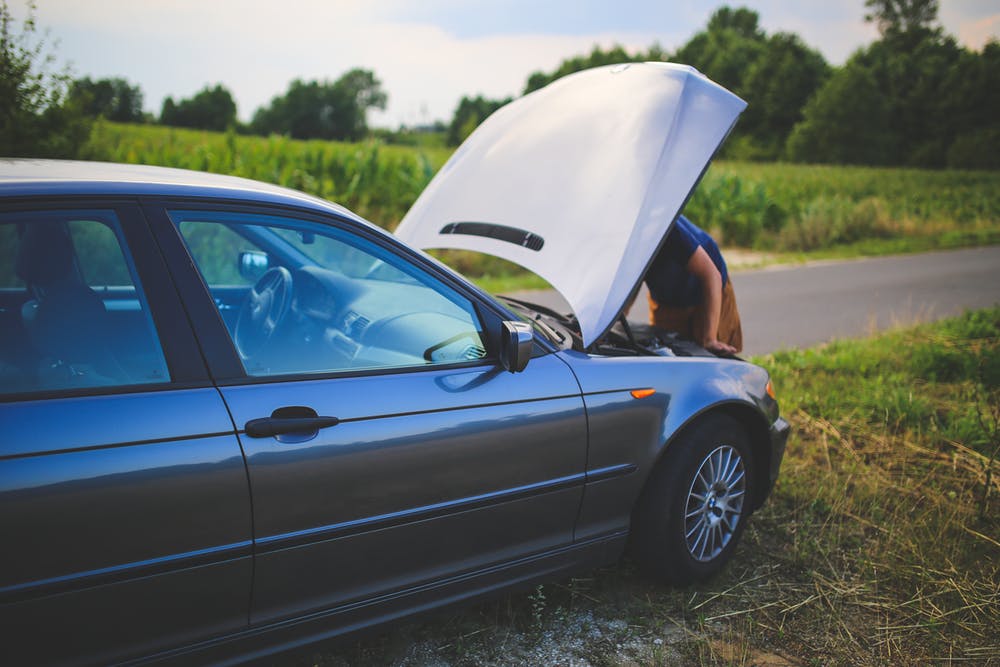 L'image représente un accident de voiture.