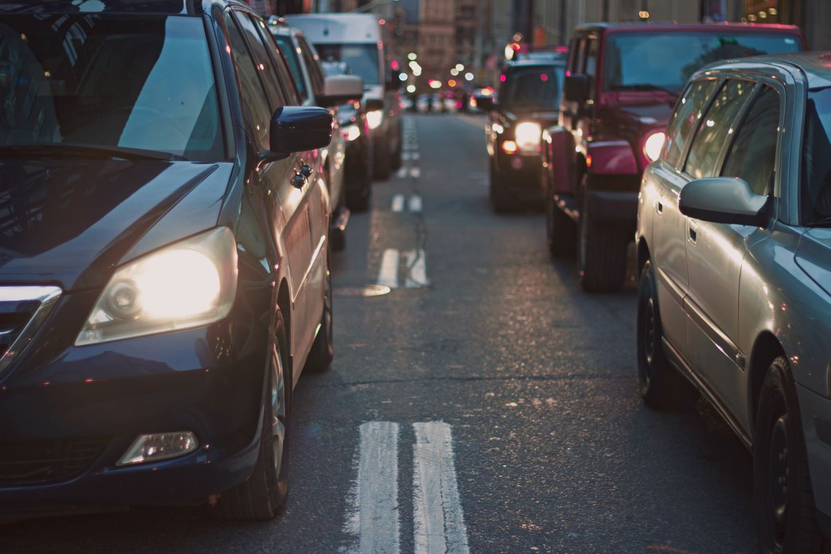 L'image représente des personnes conduisant de façon responsable afin de préserver leur bonus d'assurance automobile.