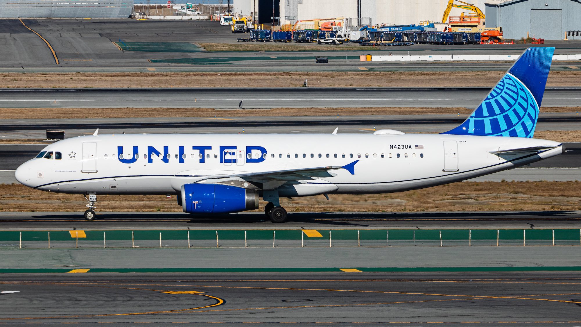 l'image représente un avion de United Airlines qui a fait l'objet d'un surbooking donnant lieu à une indemnisation