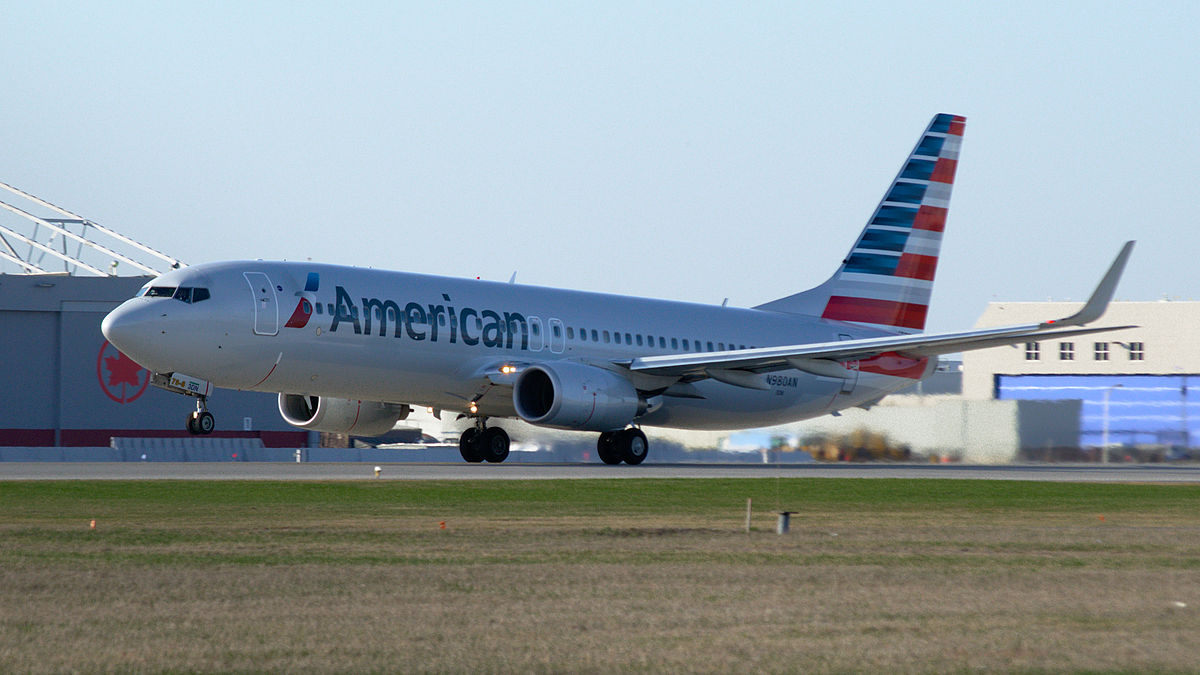 l'image représente un avion d'American Airlines qui a fait l'objet d'un surbooking donnant droit à une indemnisation