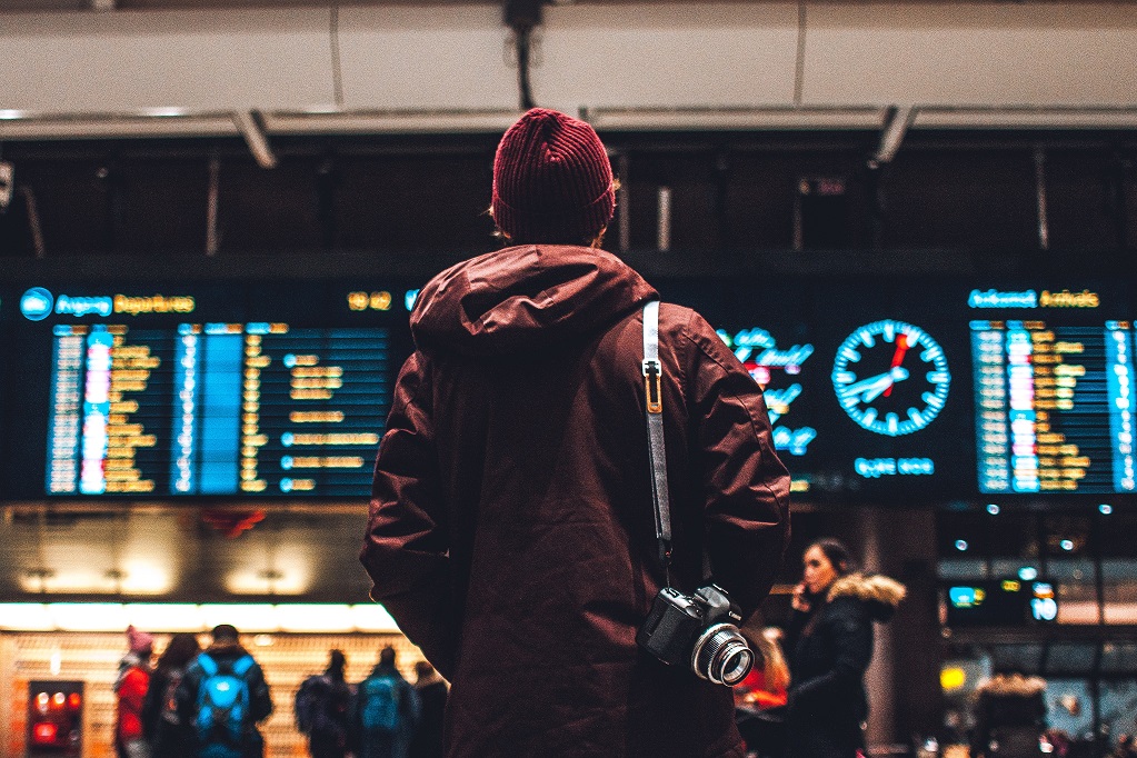 l'image représente une personne à aéroport qui n'a pas pu embarquer dans son avion en raison d'un surbooking