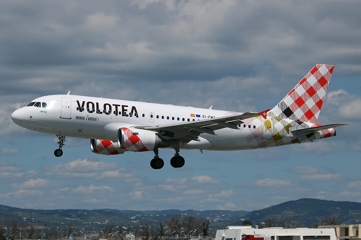 Cette image représente un avion Volotea qui a été surbooké et qui n'a donc pas pu emmener tous les passagers.