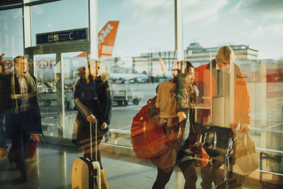 Cette image représente des personnes dont l'embarquement à bord de l'avion a été refusé en raison de surbooking.