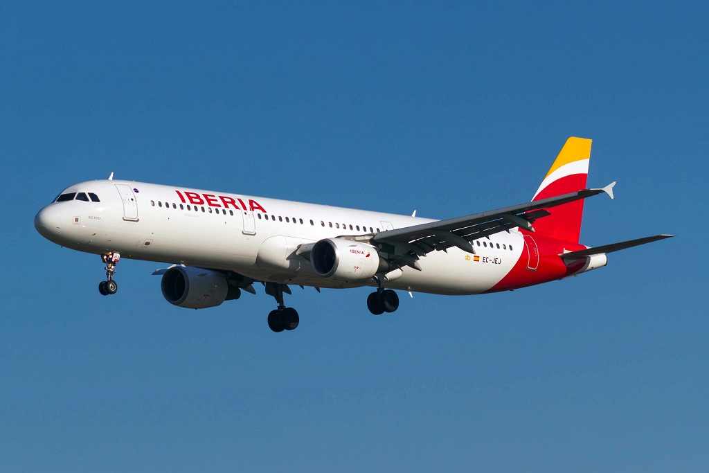 l'image représente un avion de la compagnie Iberia qui a eu du retard ou a été annulé