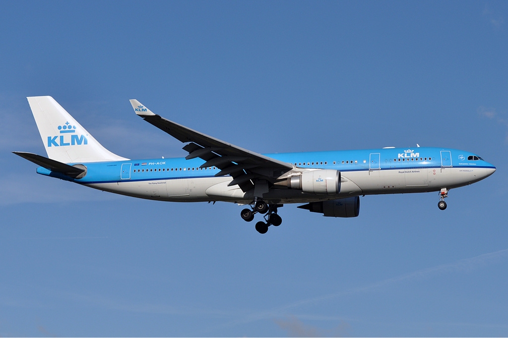 L'image représente un avion KLM qui a dû être annulé et dont les passagers souhaitent obtenir une indemnisation.