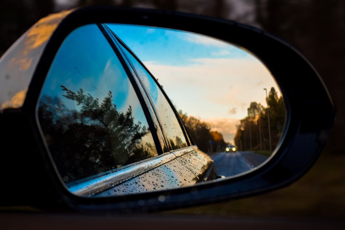 L'image représente la voiture d'une personne dont le permis a été annulé, et cette personne cherche à savoir comment faire pour récupérer son permis de conduire.