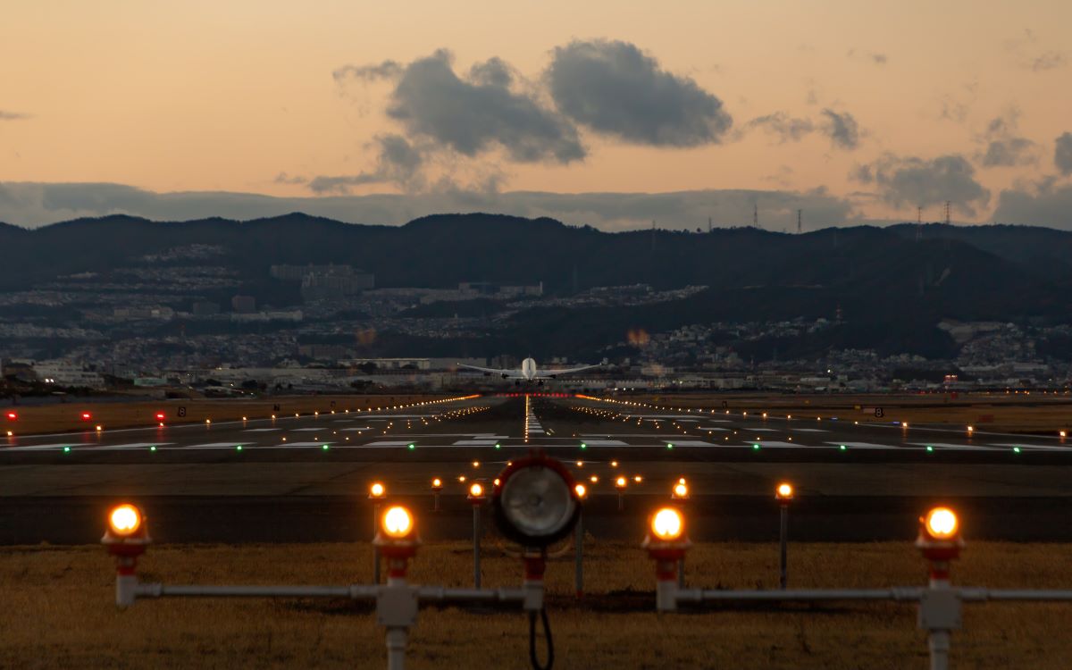 L'image représente un avion qui décolle de l'un des plus grands aéroports d'Europe.