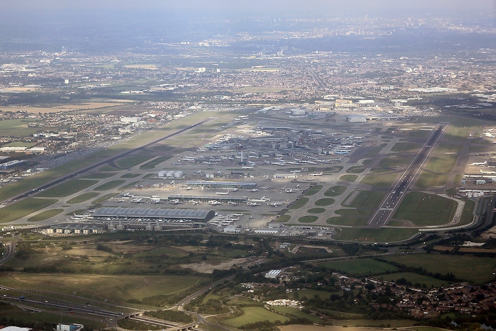 Cette image représente l'aéroport de Londres-Heathrow (Royaume-Uni), qui est le plus grand aéroport en Europe.