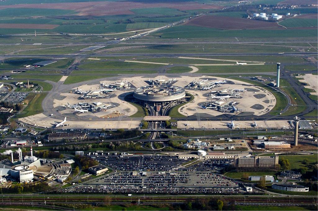Cette image représente l'aéroport de Paris-Charles de Gaulle (France), qui est le 2e plus grand aéroport en Europe. 