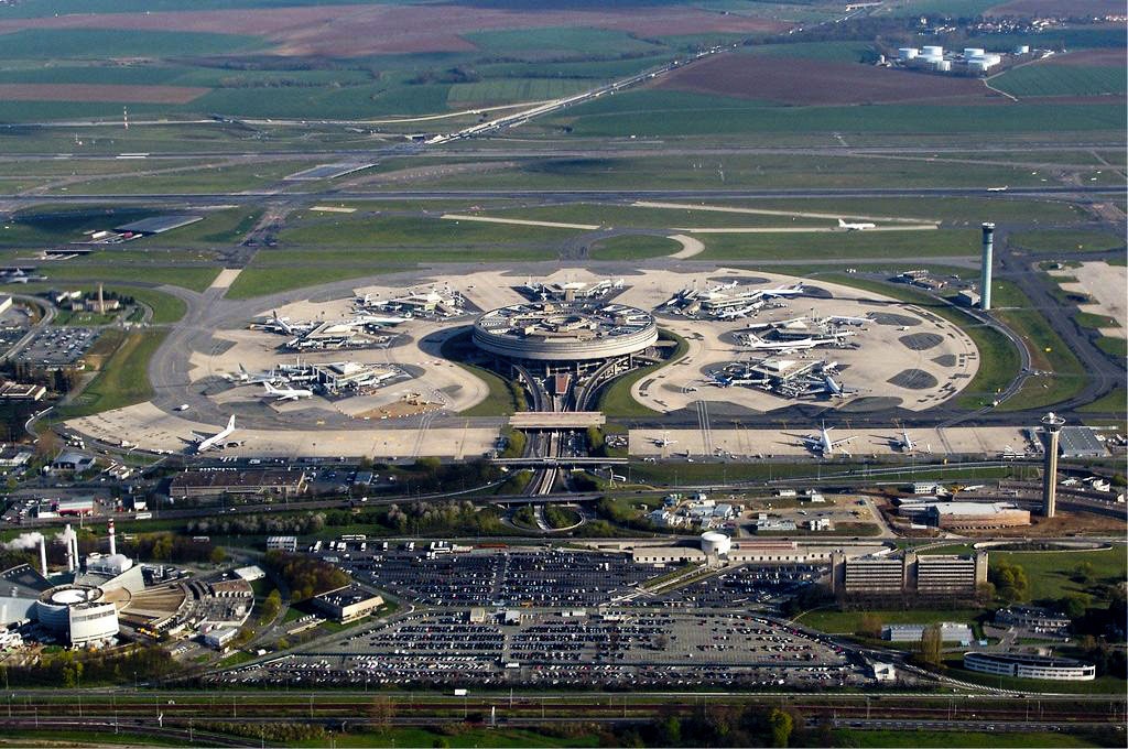 Cette image représente l'aéroport de Paris-Charles de Gaulle (France), qui est le 2e plus grand aéroport en Europe.