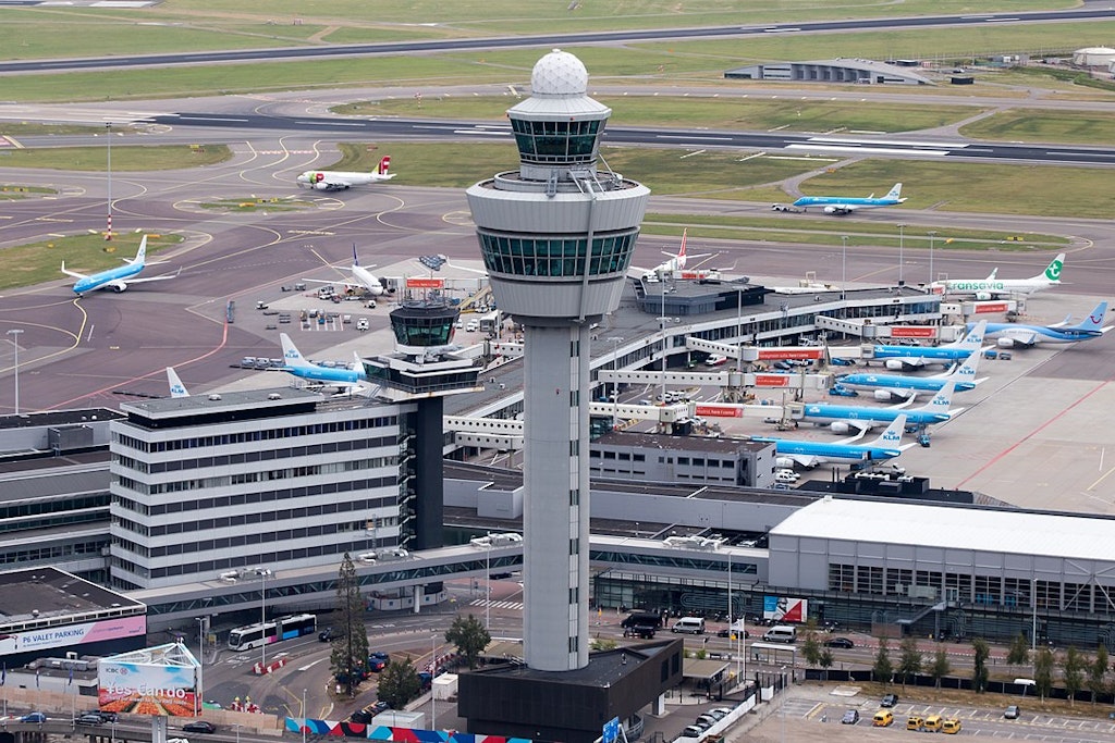 Cette image représente l'aéroport de Amsterdam-Schiphol (Pays-Bas), qui est le 3e plus grand aéroport en Europe.