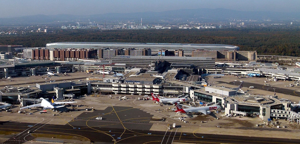 Cette image représente l'aéroport de Frankfort (Allemagne), qui est le 4e plus grand aéroport en Europe.