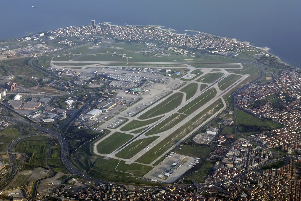 Cette image représente l'aéroport d'Istanbul-Atatürk (Turquie), qui est le 5e plus grand aéroport en Europe.