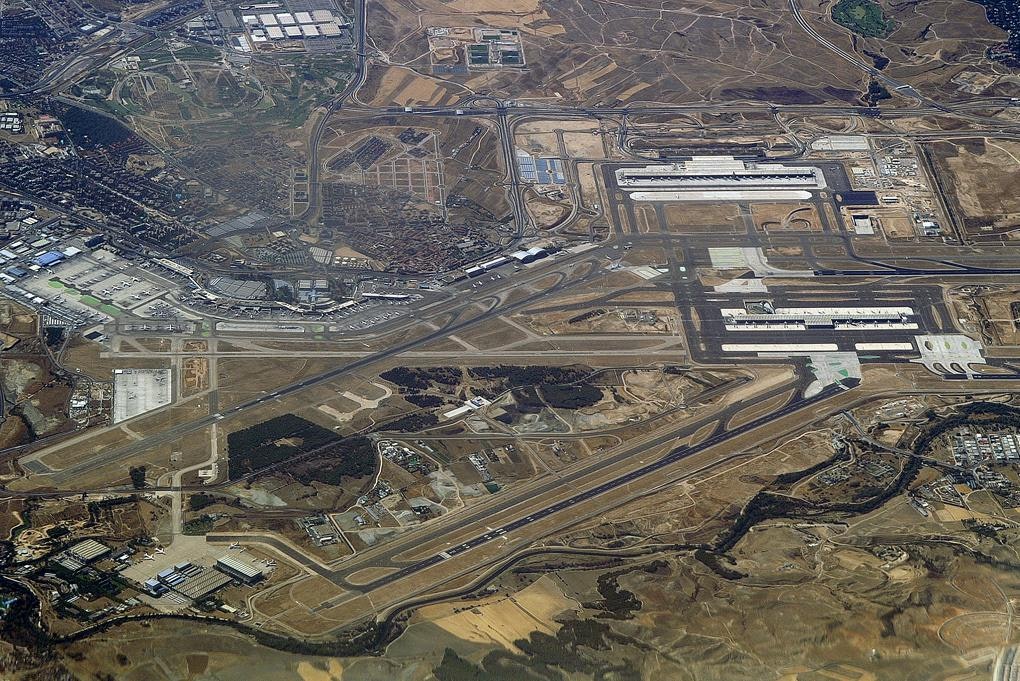 Cette image représente l'aéroport de Madrid-Barajas (Espagne), qui est le 6e plus grand aéroport en Europe. 