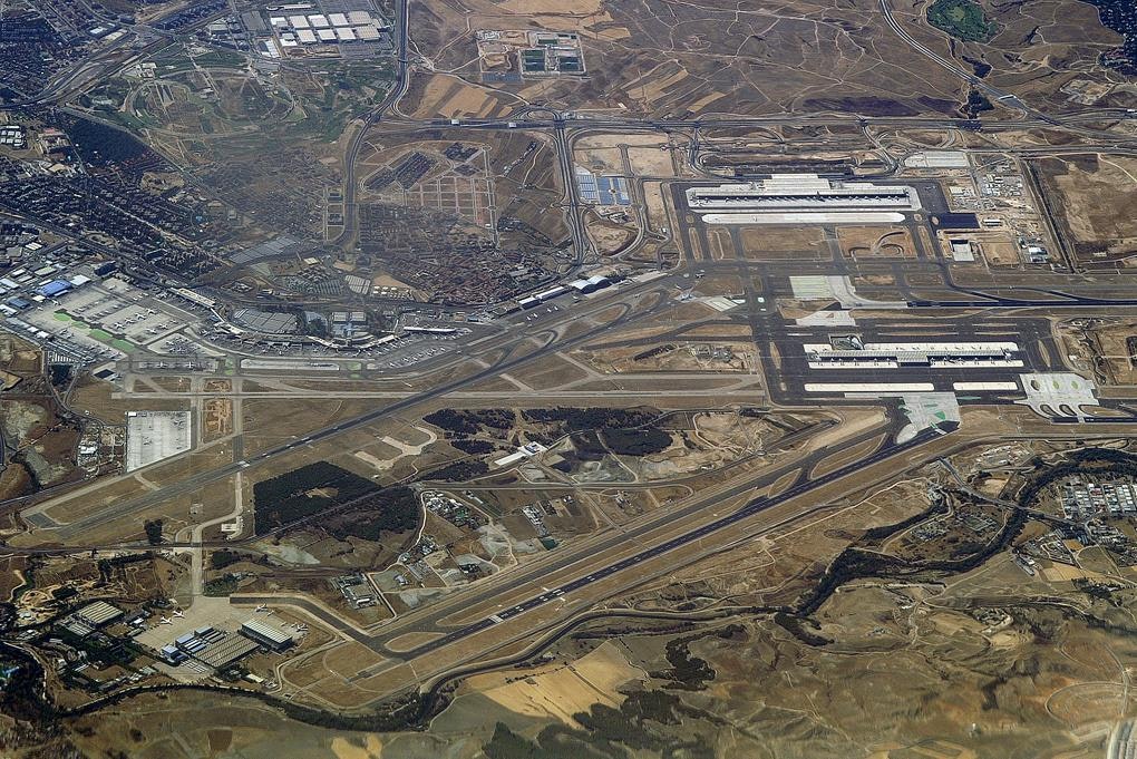 Cette image représente l'aéroport de Madrid-Barajas (Espagne), qui est le 6e plus grand aéroport en Europe.