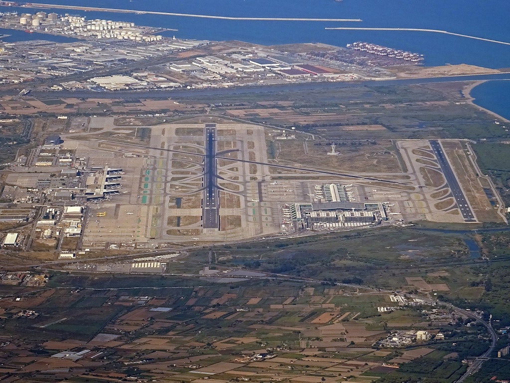 Cette image représente l'aéroport de Barcelone-El Prat (Espagne), qui est le 7e plus grand aéroport en Europe. 