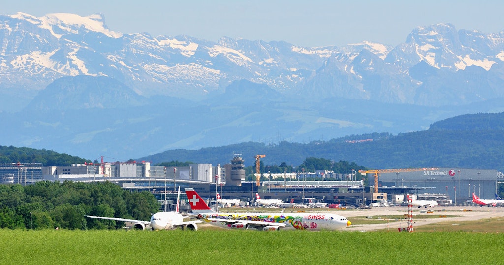 Cette image représente l'aéroport de Zurich (Suisse), qui constitue le 15e plus grand aéroport en Europe.