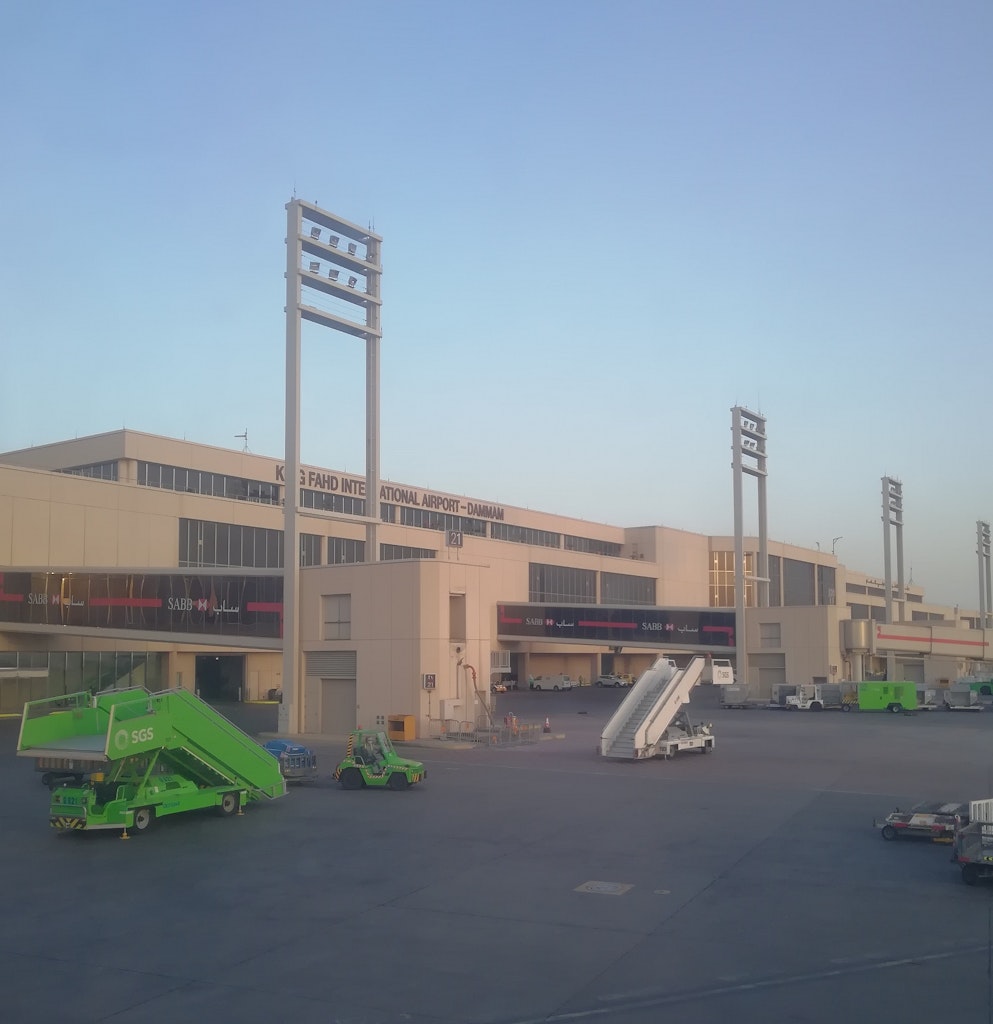 l'image représente l'aéroport International du roi Fahd de Dammam, le plus grand aéroport du monde