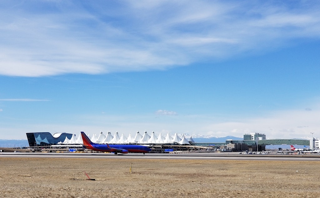 l'image représente l'aéroport de Denver, le 2ème plus grand aéroport du monde