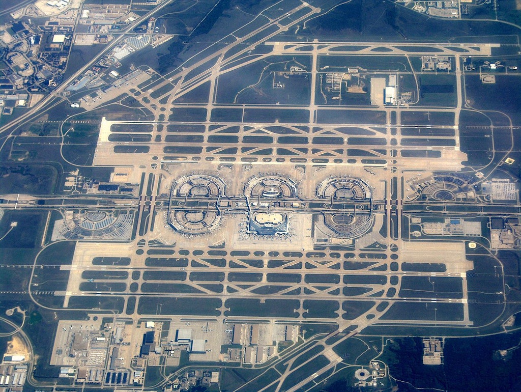 l'image représente l'aéroport International Dallas-Fort Worth, le 3ème plus grand aéroport du monde