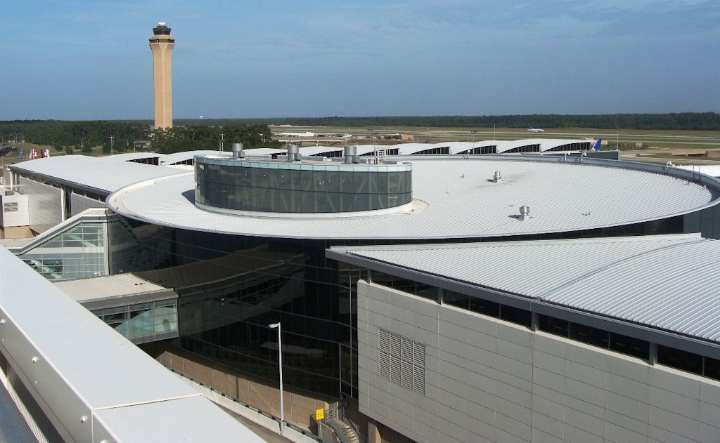 L'image représente l'aéroport intercontinental George-Bush de Houston, le 6ème plus grand aéroport du monde