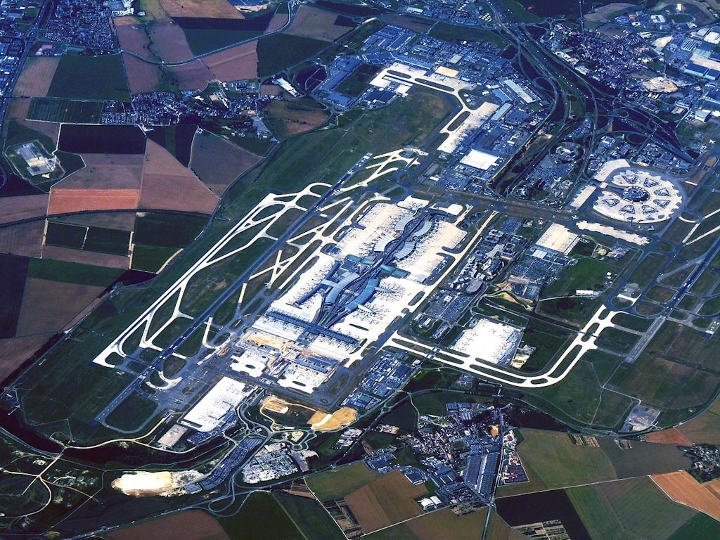 l'image représente l'aéroport Charles De Gaulle le 10ème plus grand aéroport du monde