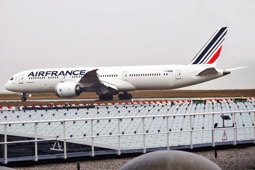 Cette mage représente un avion AirFrance qui ne pas décoller en raison d'une grève, il est donc annulé.