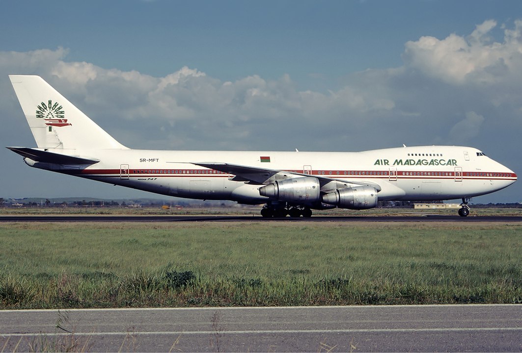 L'image représente un avion AirMadagascar qui a dû être annulé en raison d'une tempête, les passagers pourront demander une indemnisation.