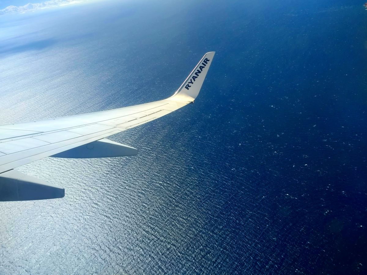 Cette image représente un avion Ryanair qui ne peut pas atterrir dans le bon aéroport, il est donc annulé.