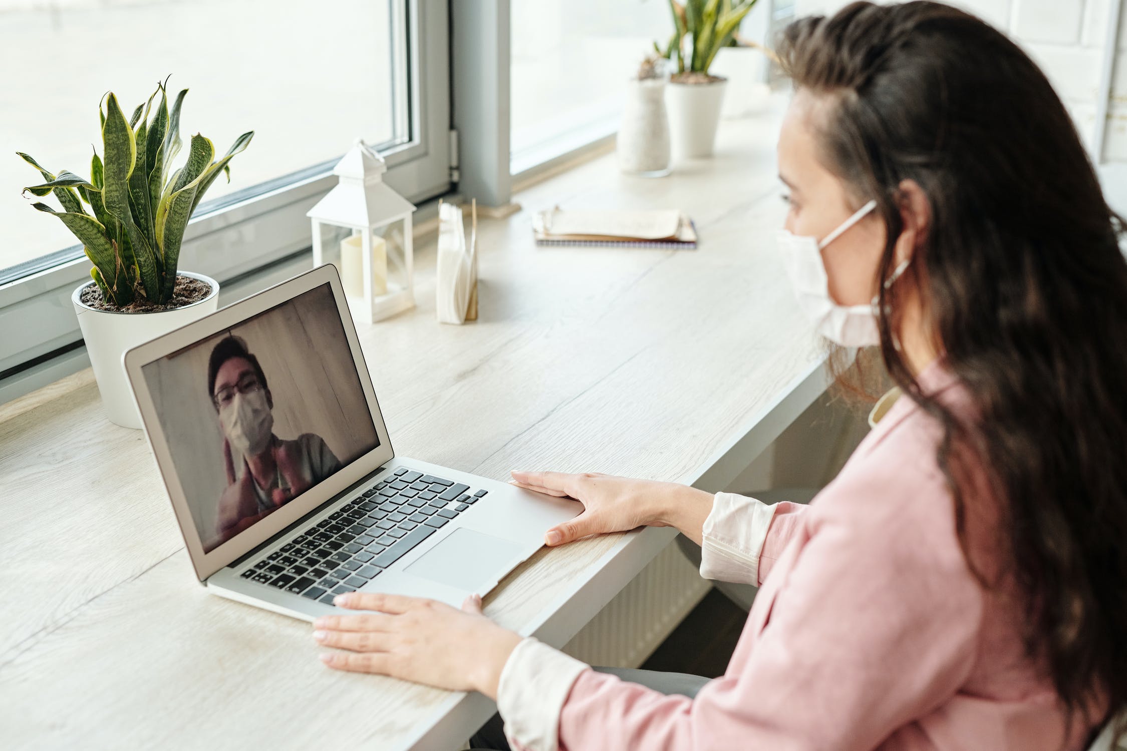 L'image représente une salarié en arret de travail