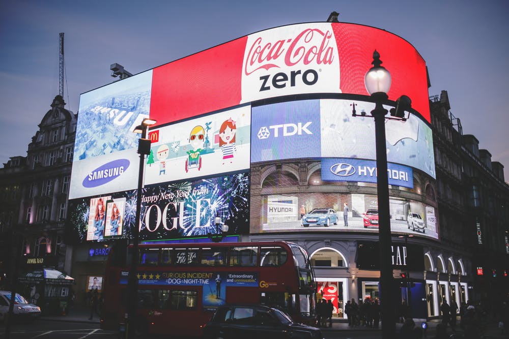 L'image représente des publicités