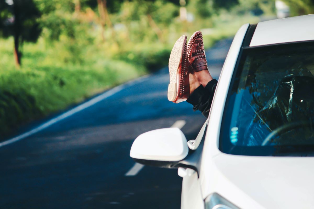 L'image représente une personne qui ne peut plus conduire car son permis lui a été retiré.