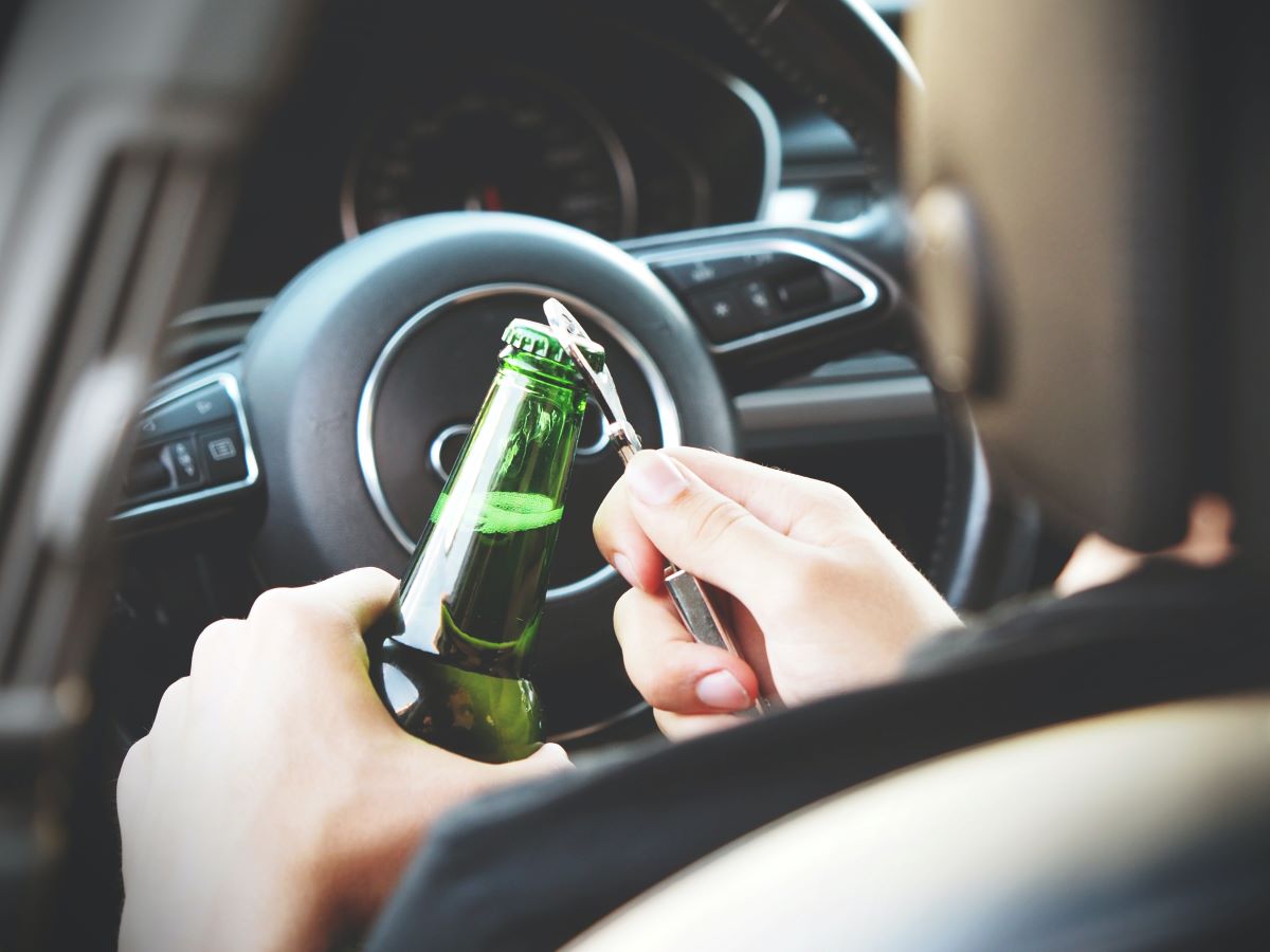 L'image représente une personne qui consomme de l'alcool avant de prendre le volant et son permis va lui être retiré pour cela.