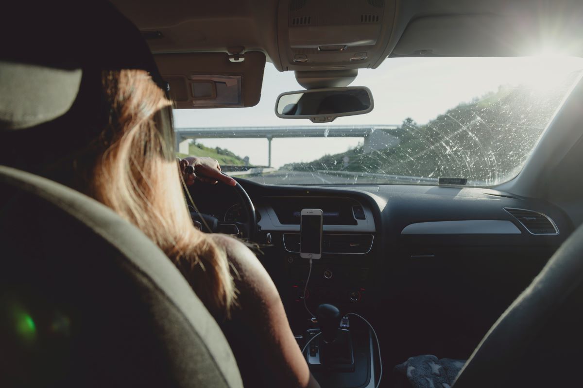 Cette image représente une jeune conductrice qui conduit après avoir bu de l'alcool.