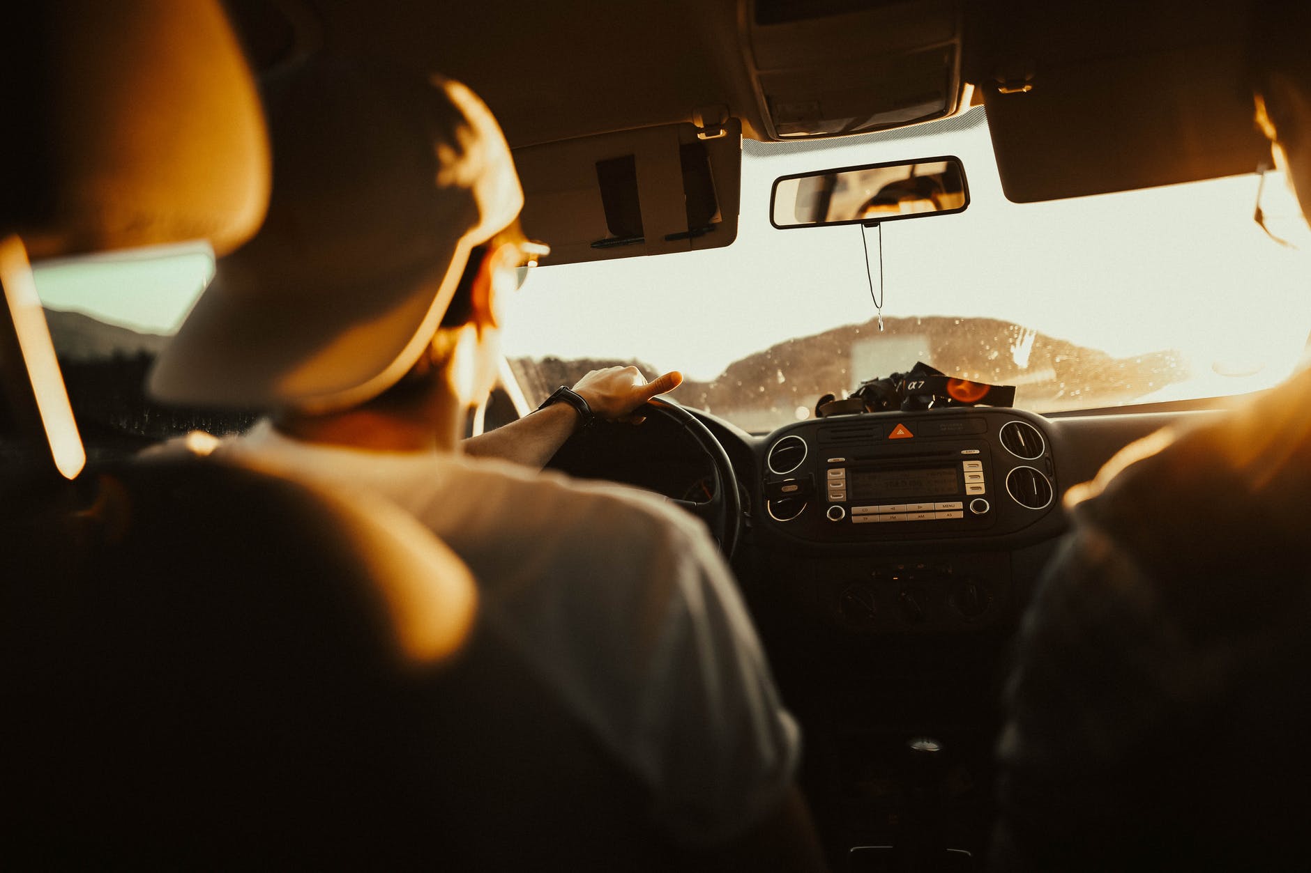 homme avec une casquette au volant d'une voiture