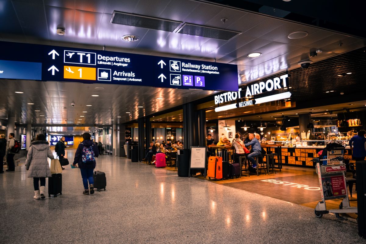 L'image représente un hall d'aéroport dans lequel des personnes qui souhaitent annuler leur vol se trouvent.