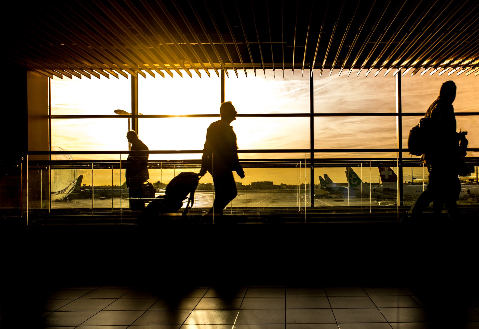 personnes marchant dans un aéroport