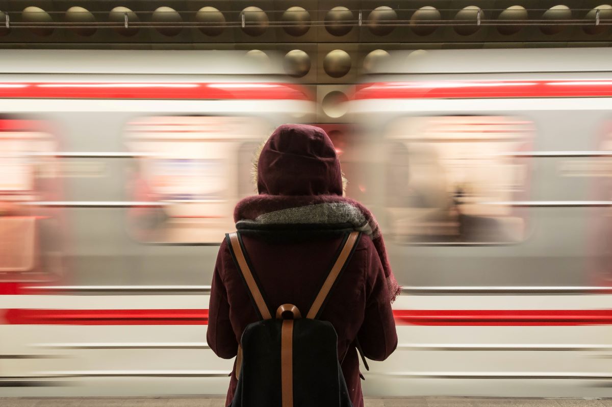 L'image représente une personne qui souhaite se faire rembourser son billet de train.