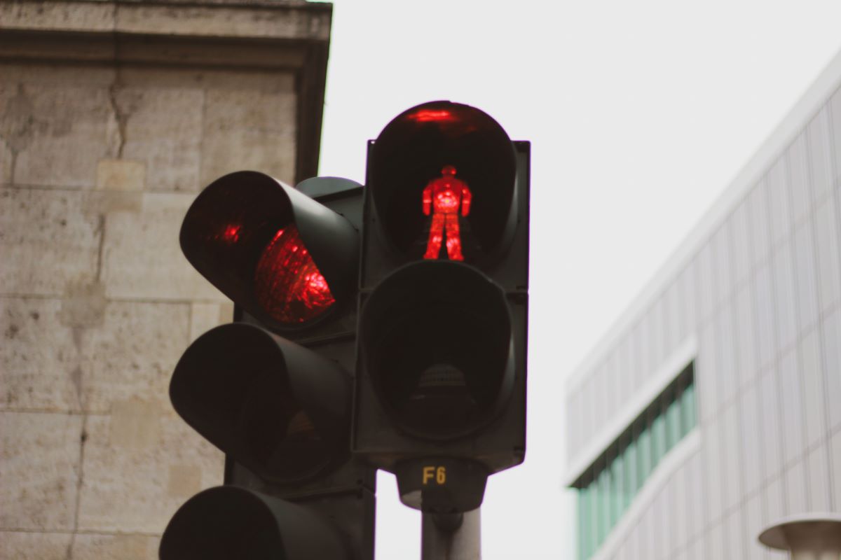 L'image représente un feu rouge, qui a été grillé par un conducteur a été convoqué au tribunal de police suite à sa contestation de l'amende.