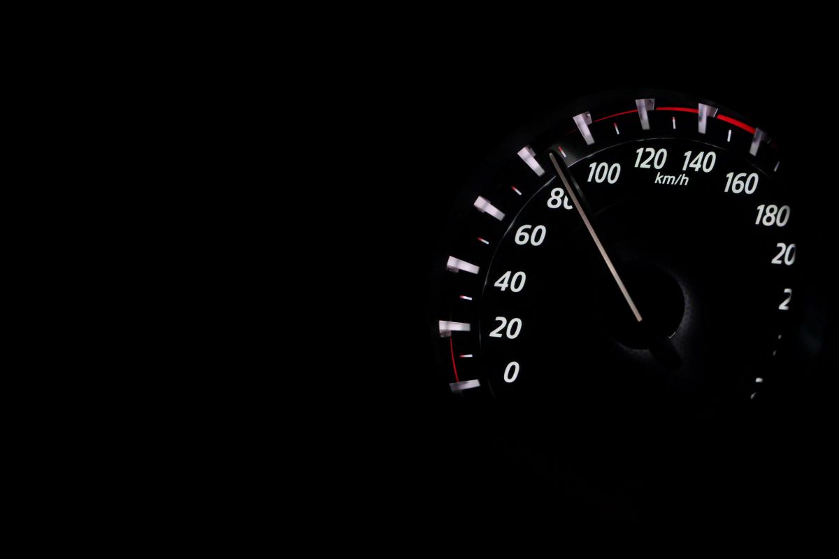 L'image représente une la voiture d'une personne sur le point de se faire interpeller par les forces de l'ordre pour excès de vitesse.