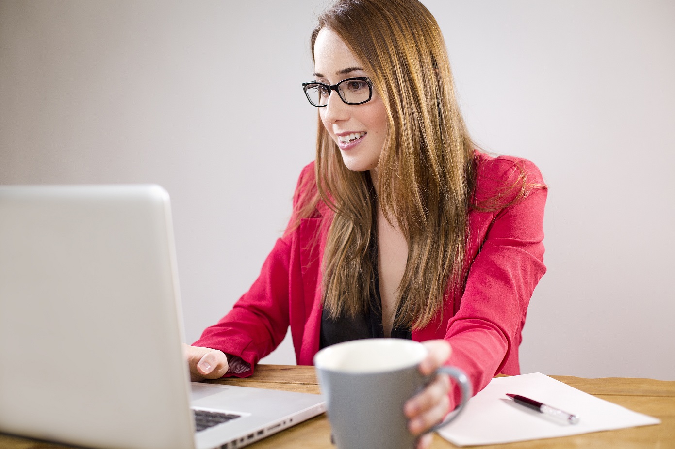 l'image représente une femme devant l'ordinateur