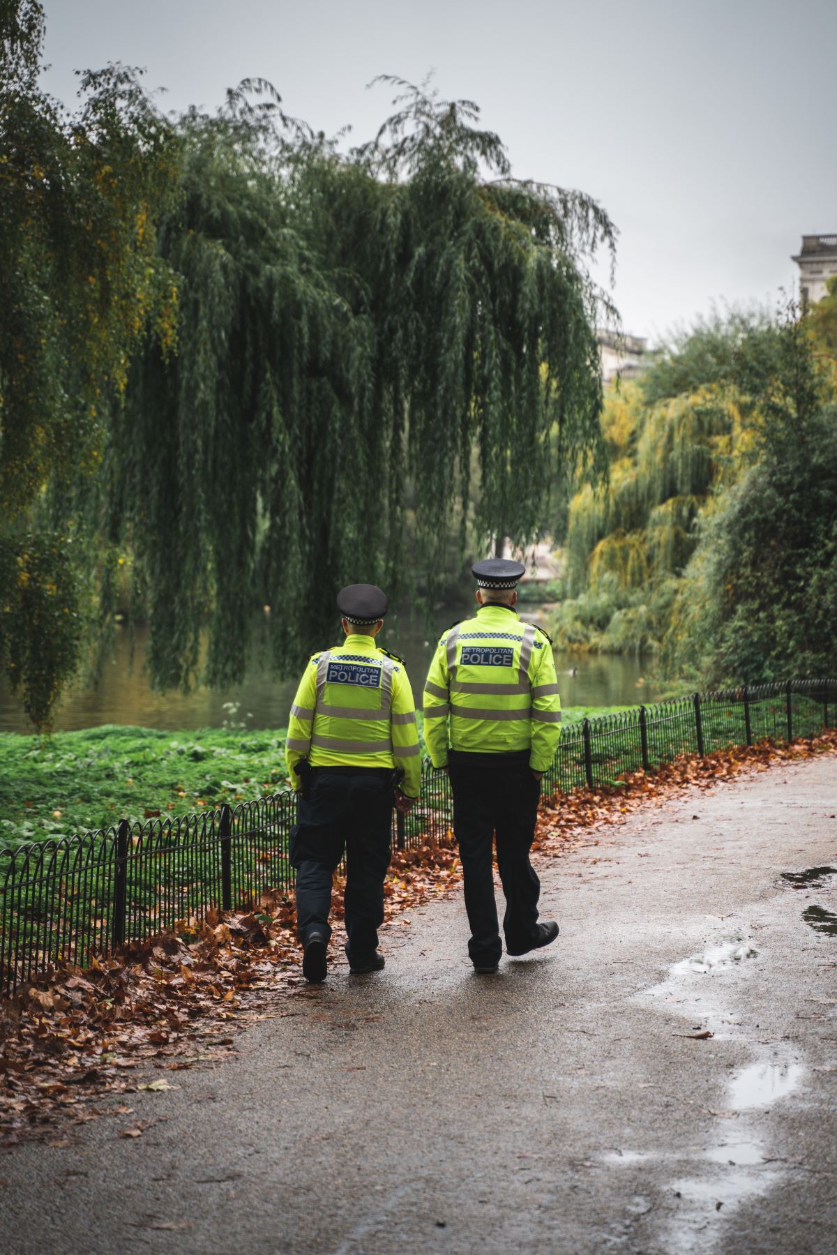 l'image représente deux policiers qui sanctionnent les personnes ne respectant pas la loi par des amendes, qui peuvent être contestées si elles sont infondées.