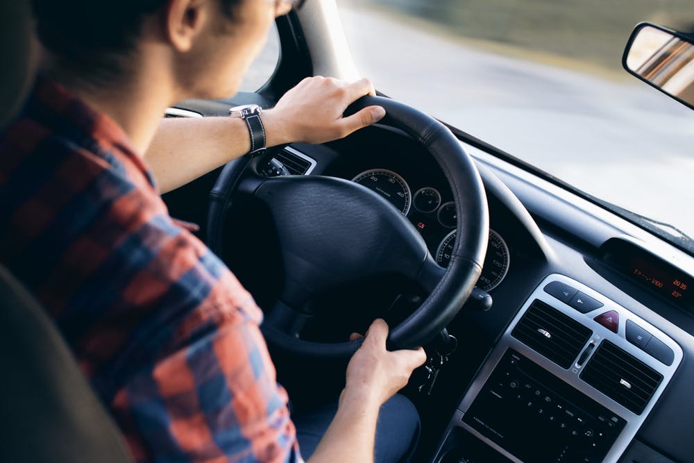 L'image représente une voiture.