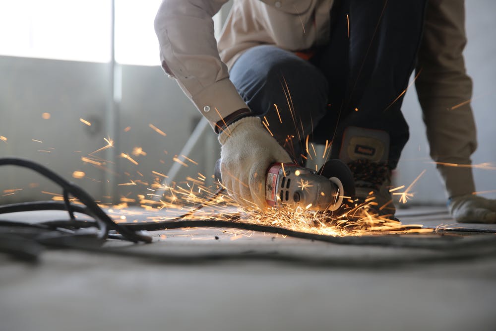 L'image représente un artisan.