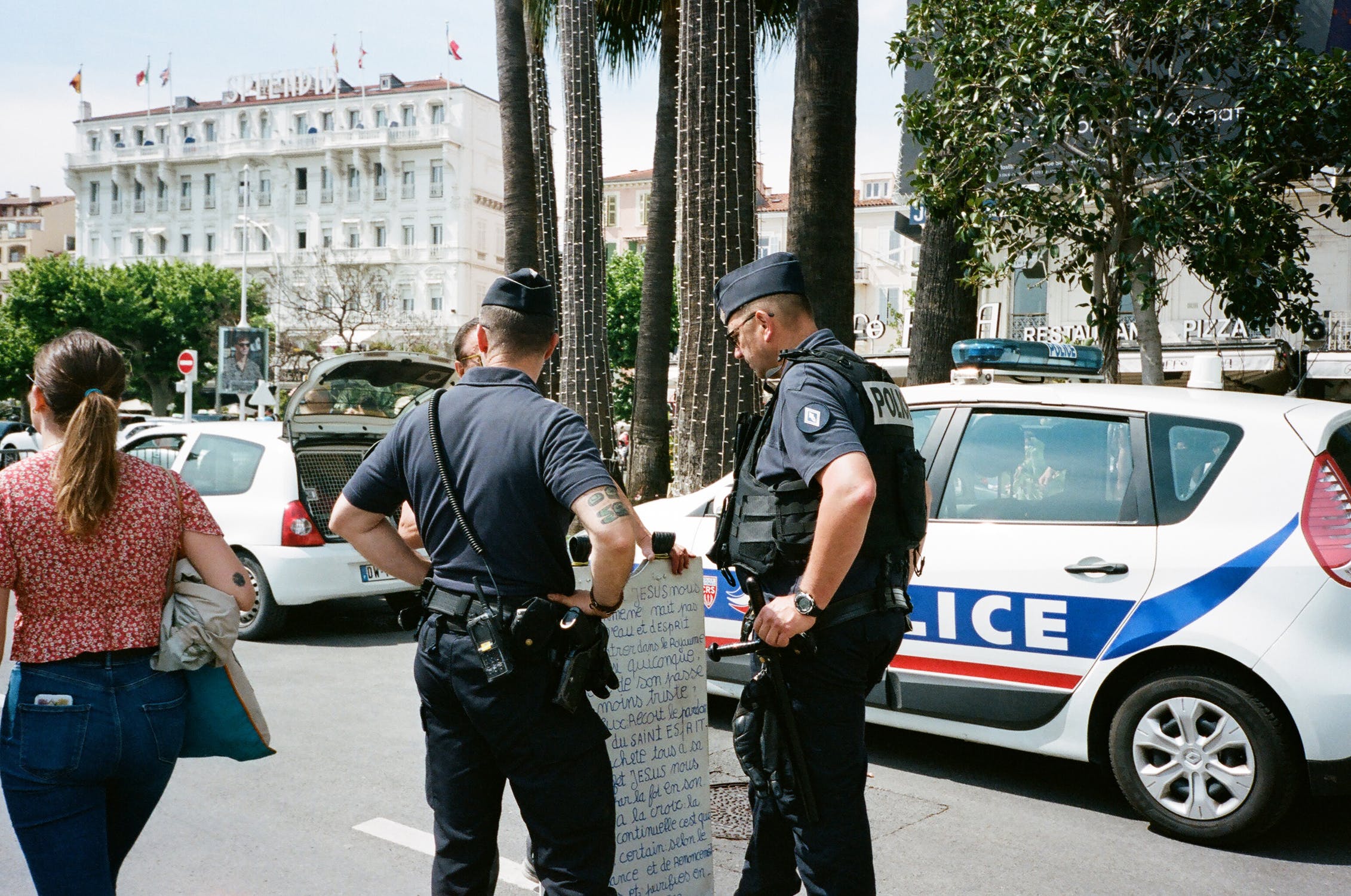 L'image représente des policiers