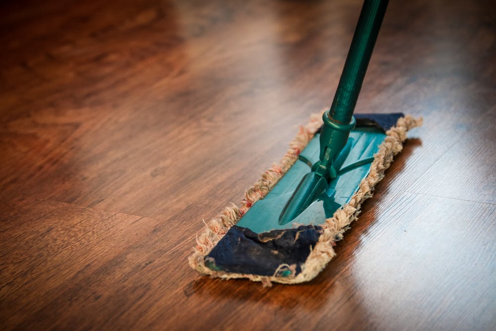 L'image représente le nettoyage par une femme de ménage.