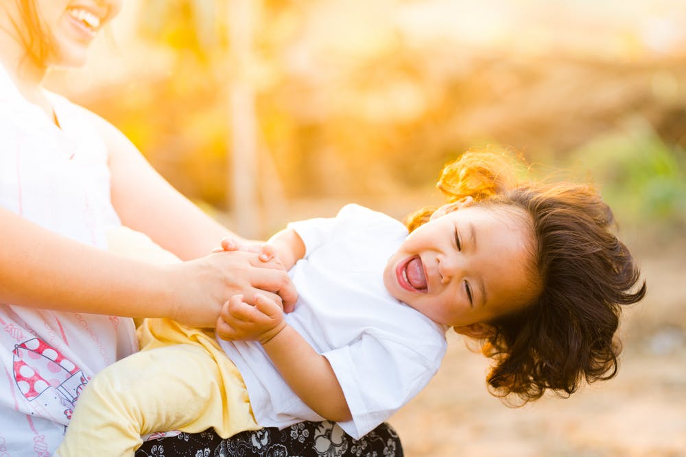 L'image représente une assistante maternelle et l'enfant qu'elle garde