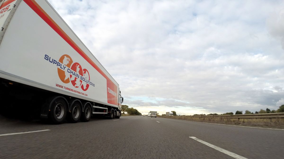 L'image représente un camion qui transporte des marchandises malgré l'épidémie de coronavirus.