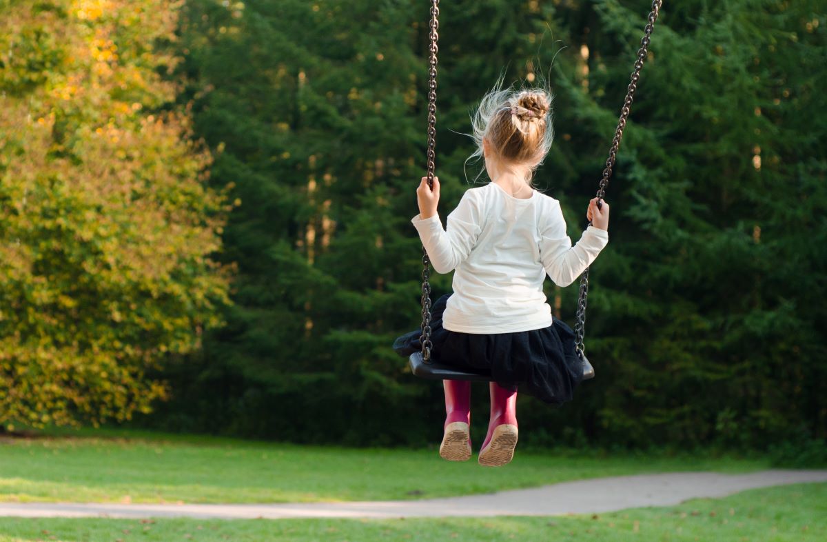 L'image représente une fille qui a besoin d'une nounou pour la garder.